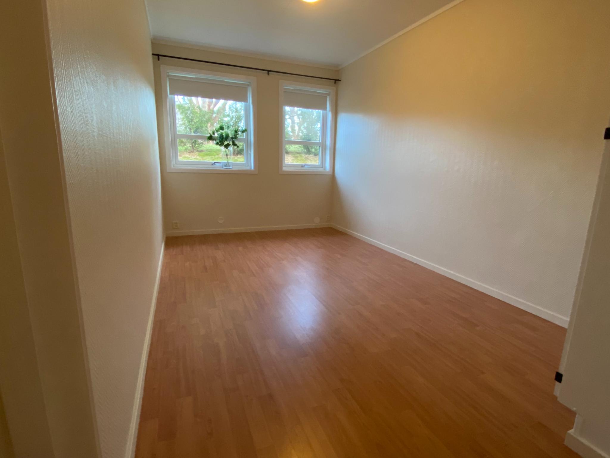 Soverom 3- Leies ut med garderobeskap, gardinstang og persienner. 